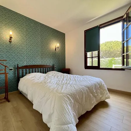 Holiday home Grande Maison 4 Pieces Proche La Cotiniere, Jardin, A Pied - Fr-1-246a-233 Saint-Pierre-d'Oleron